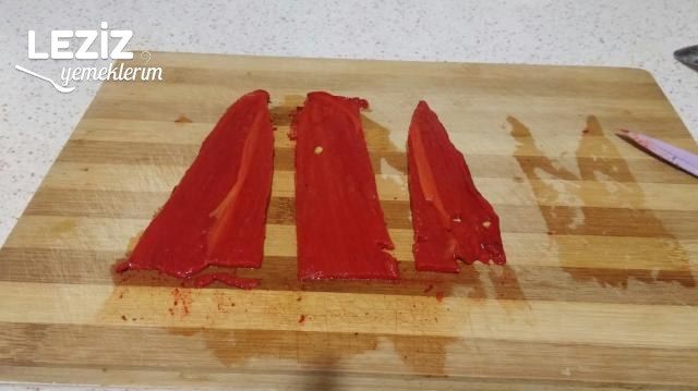 Kahvaltıya Peynirli Közlenmiş Kırmızı Biber Sarması