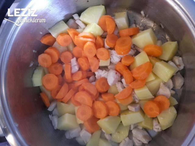 Tavuklu Patatesli Ve Havuçlu Bezelye Yemeği