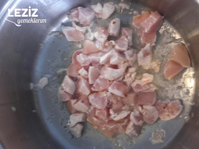 Tavuklu Patatesli Ve Havuçlu Bezelye Yemeği