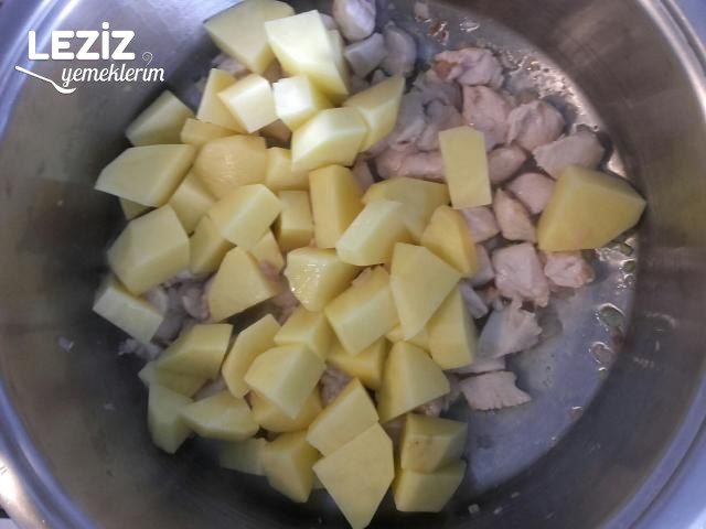 Tavuklu Patatesli Ve Havuçlu Bezelye Yemeği