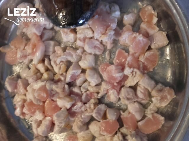 Tavuklu Patatesli Ve Havuçlu Bezelye Yemeği