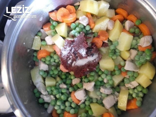 Tavuklu Patatesli Ve Havuçlu Bezelye Yemeği