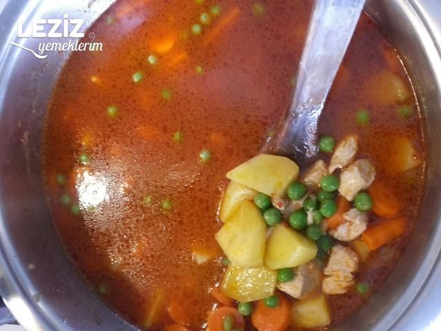 Tavuklu Patatesli Ve Havuçlu Bezelye Yemeği