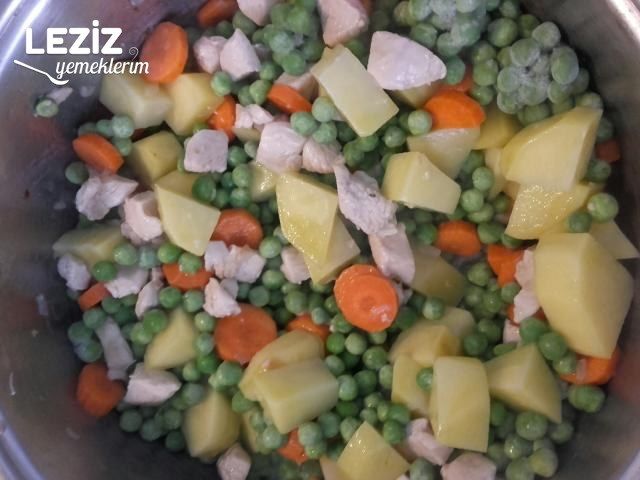 Tavuklu Patatesli Ve Havuçlu Bezelye Yemeği