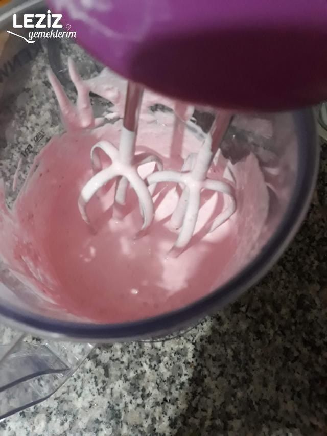 Çok Pratik Sandviç Dondurma (Çilekli Damla Çikolatalı)