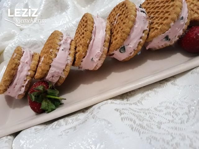 Çok Pratik Sandviç Dondurma (Çilekli Damla Çikolatalı)