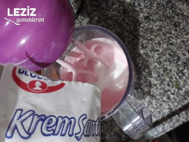 Çok Pratik Sandviç Dondurma (Çilekli Damla Çikolatalı)