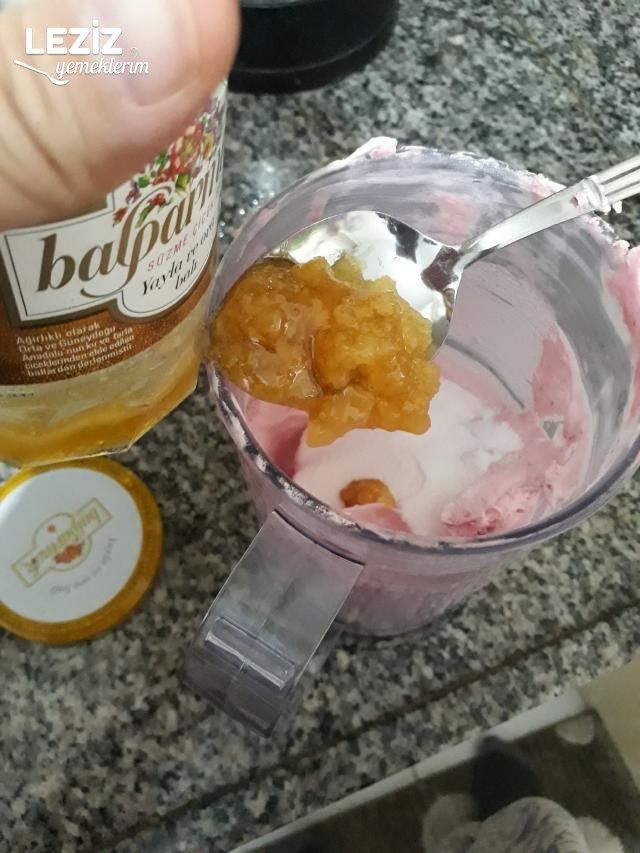 Çok Pratik Sandviç Dondurma (Çilekli Damla Çikolatalı)