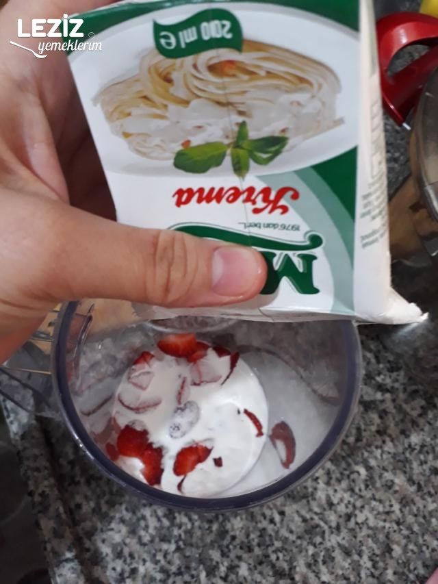 Çok Pratik Sandviç Dondurma (Çilekli Damla Çikolatalı)
