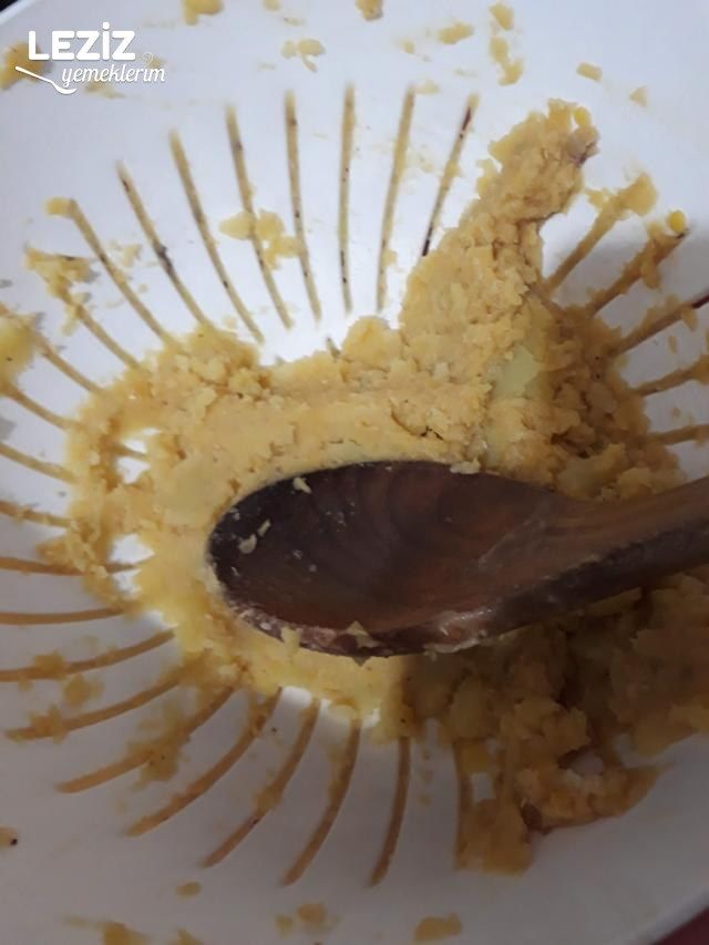 Süzme Mercimek Çorbası (Tavuklu Ve Salçalı Sosuyla)