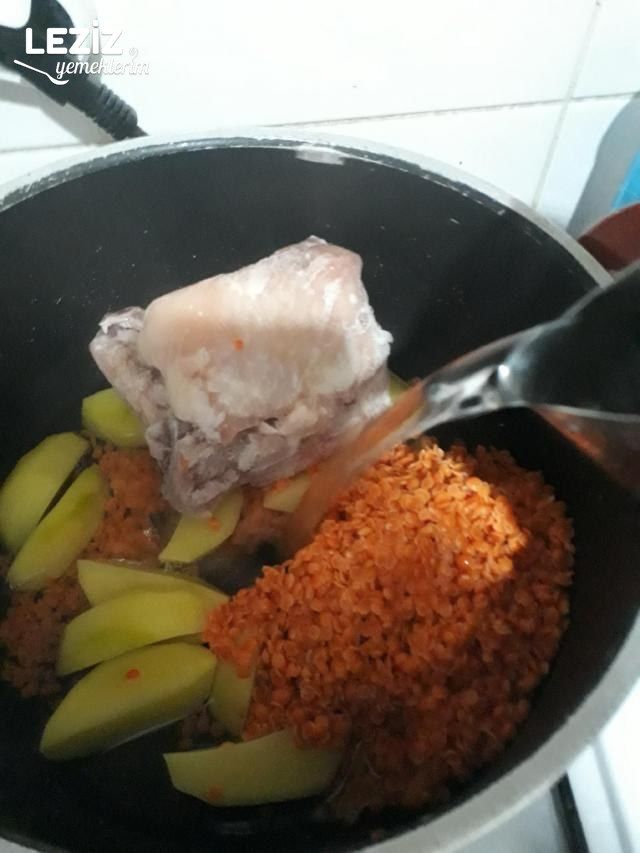 Süzme Mercimek Çorbası (Tavuklu Ve Salçalı Sosuyla)