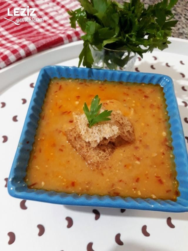 Süzme Mercimek Çorbası (Tavuklu Ve Salçalı Sosuyla)
