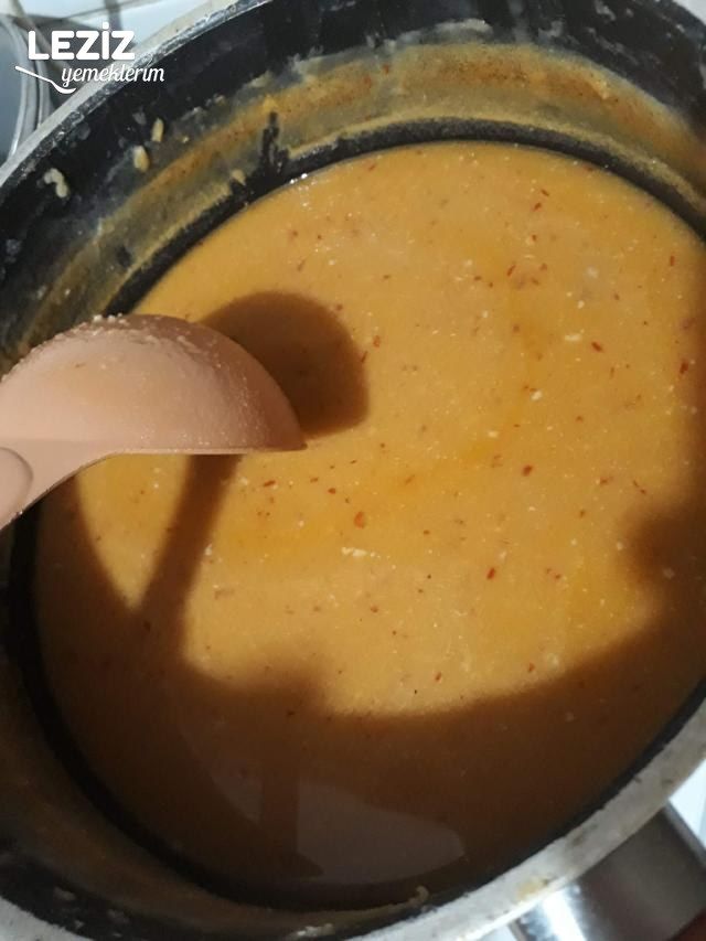 Süzme Mercimek Çorbası (Tavuklu Ve Salçalı Sosuyla)