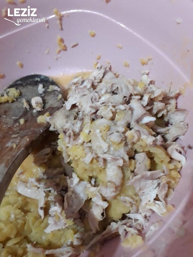 Süzme Mercimek Çorbası (Tavuklu Ve Salçalı Sosuyla)