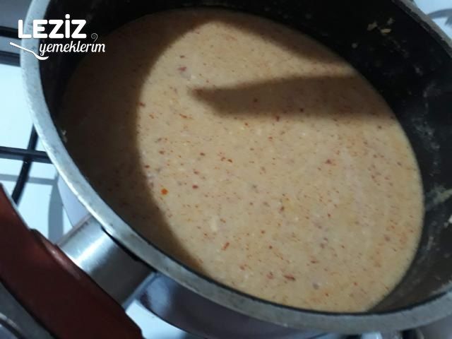 Süzme Mercimek Çorbası (Tavuklu Ve Salçalı Sosuyla)