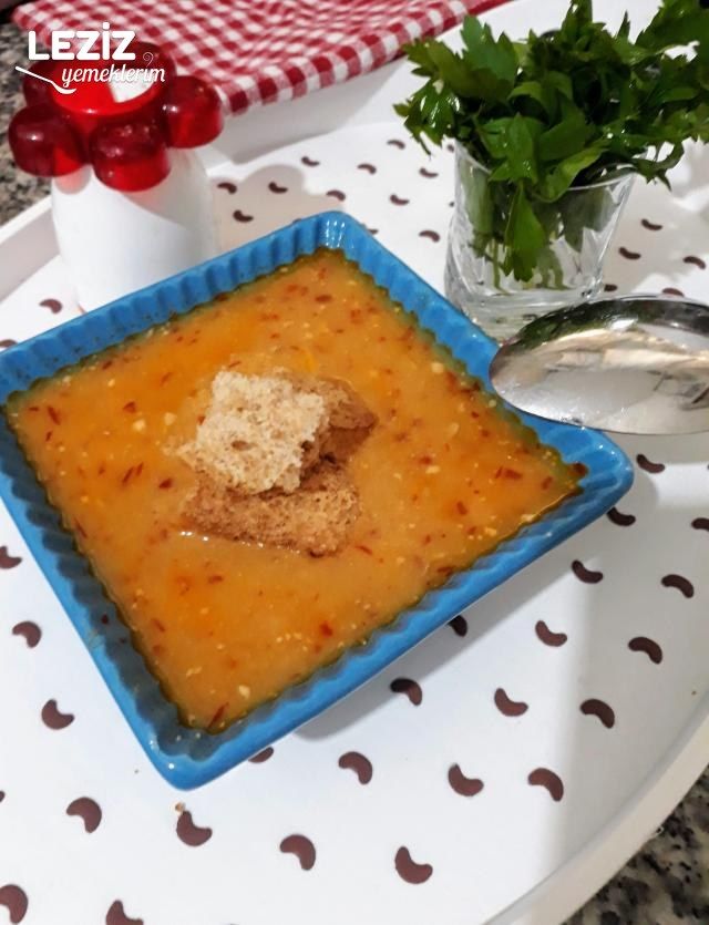 Süzme Mercimek Çorbası (Tavuklu Ve Salçalı Sosuyla)