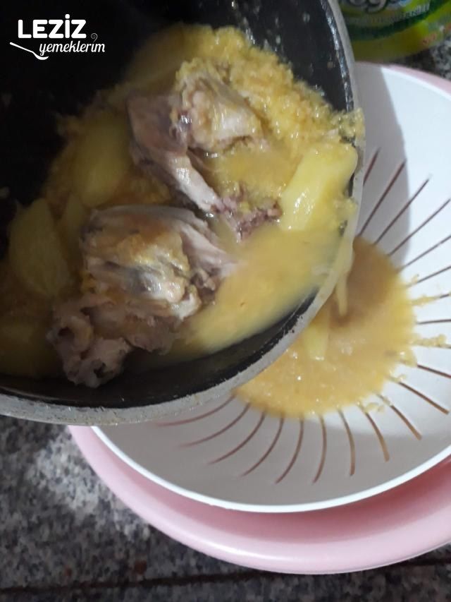 Süzme Mercimek Çorbası (Tavuklu Ve Salçalı Sosuyla)