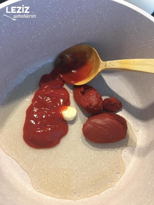 Evde Pratik Soslu Sosisli Sandviç Nasıl Yapılır?