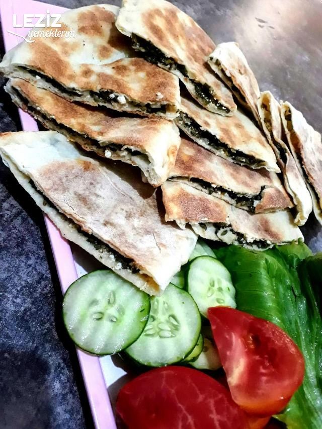 Semizotlu Yarım Ay Böreği Tarifi