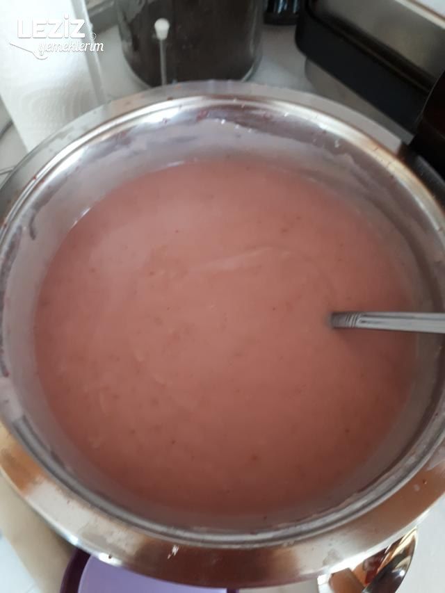 Ev Yapımı Çilekli Doğal Puding