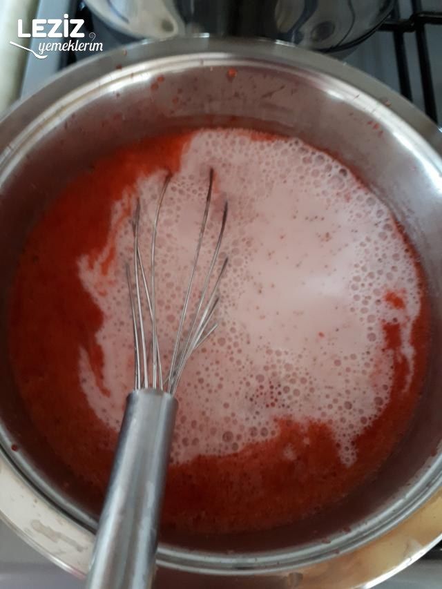 Ev Yapımı Çilekli Doğal Puding