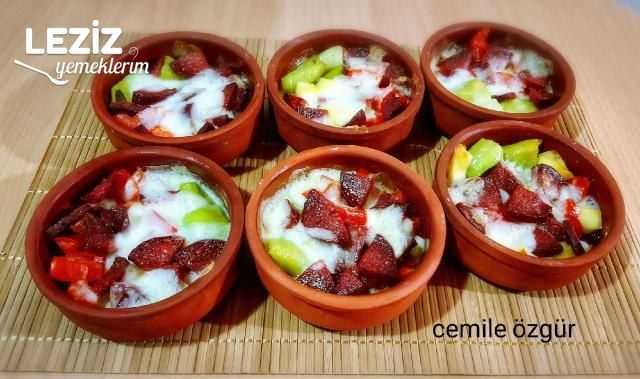 Güveçte Sebzeli Kaşar Peynirli Sucuk