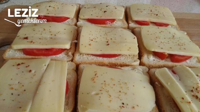Nefis Domatesli Kaşarlı Ekmek Dilimleri