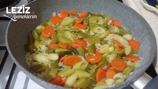 Zeytinyağlı Pırasa Yemeğinin Tarifi