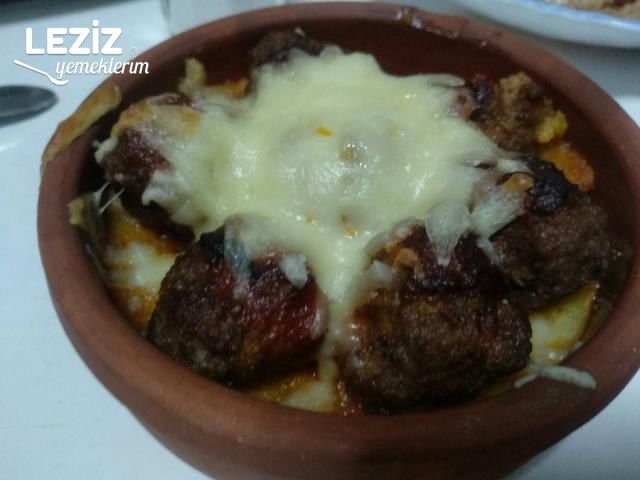 Güveçte Patates Ve Püreli Köfte