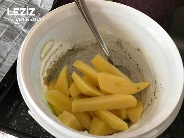 Fırında Yoğurtlu Elma Dilim Patates