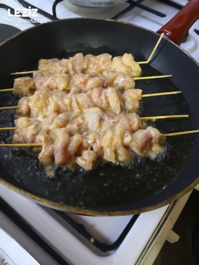 Midye Tadında Tavuk Şiş (Tarator Sos Eşliğinde)