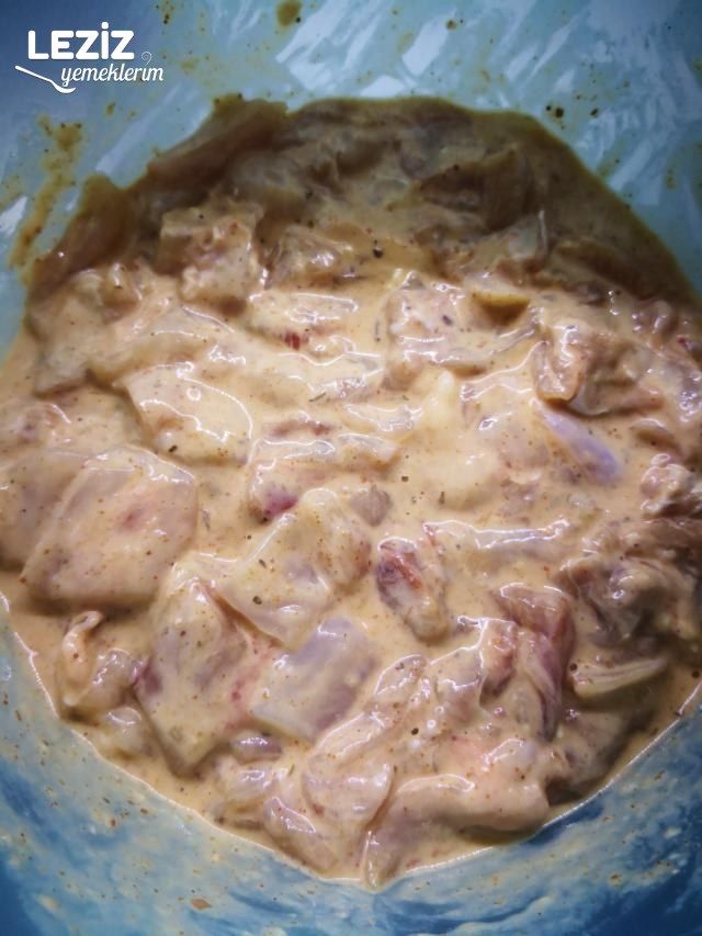 Midye Tadında Tavuk Şiş (Tarator Sos Eşliğinde)