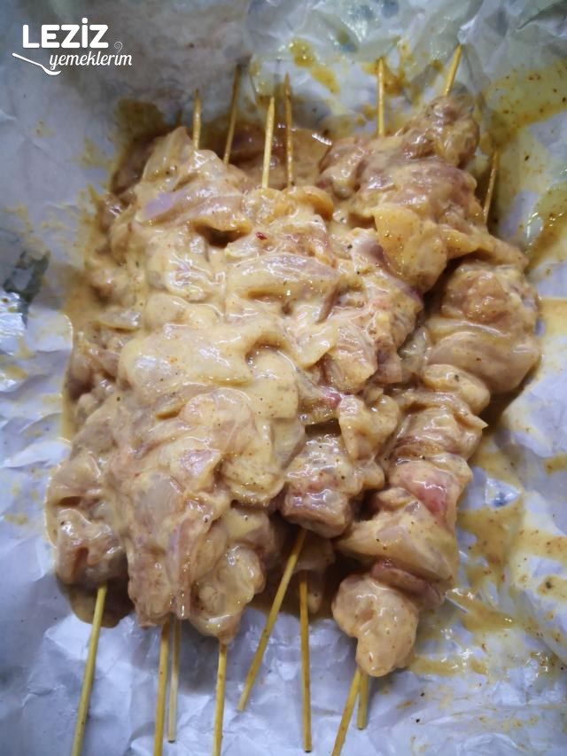 Midye Tadında Tavuk Şiş (Tarator Sos Eşliğinde)