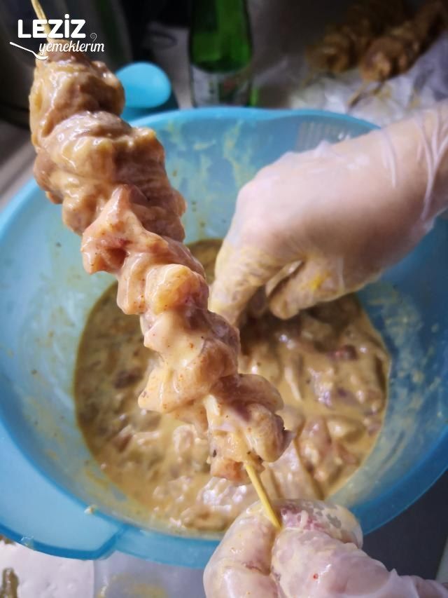 Midye Tadında Tavuk Şiş (Tarator Sos Eşliğinde)
