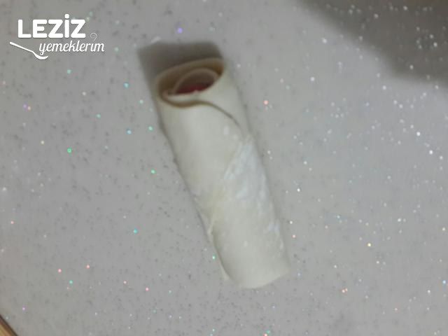 Sosisli Milföy Börek Tarifi