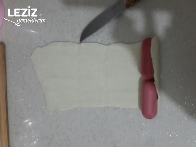 Sosisli Milföy Börek Tarifi