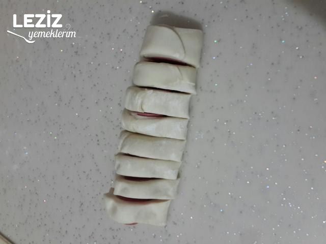 Sosisli Milföy Börek Tarifi