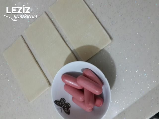 Sosisli Milföy Börek Tarifi