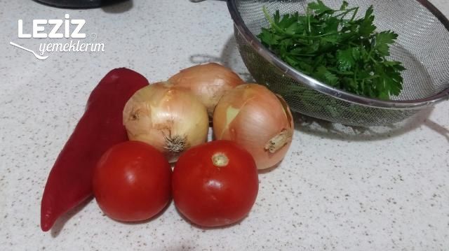 Kolayca Yapabileceğiniz Enfes Kebapçı Salatası