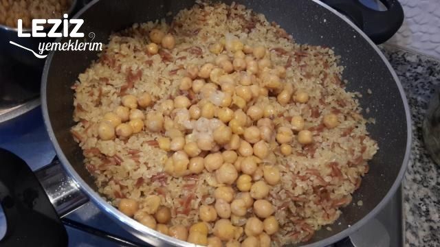 Et Suyuna Nohutlu Bulgur Pilavı Tarifi