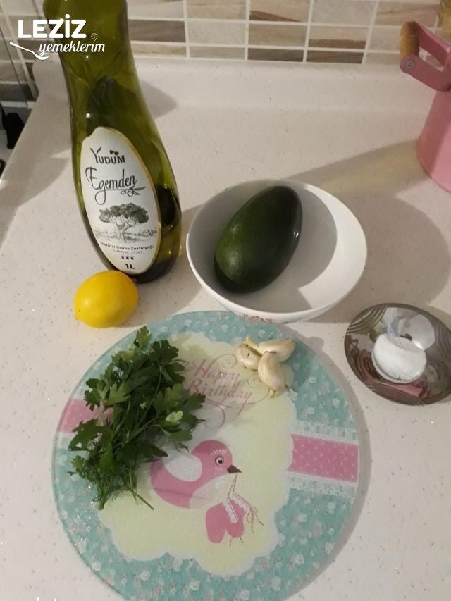 Nefis Avokado Salatası