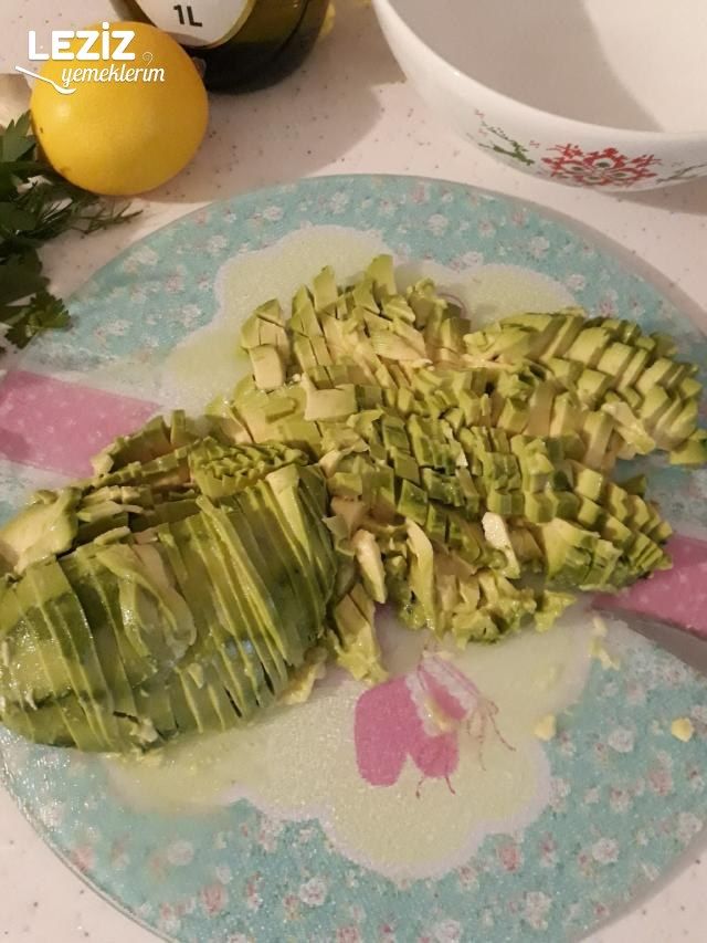 Nefis Avokado Salatası