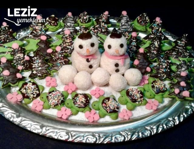 Çam Ağacı Şeklinde Kurabiye