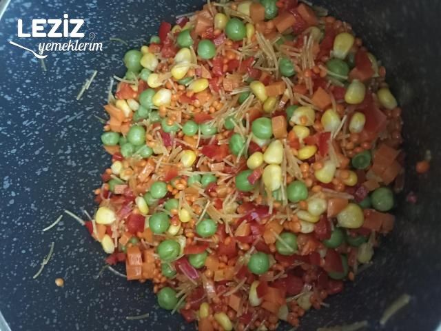 Tel Şehriyeli Bezelye Çorbası