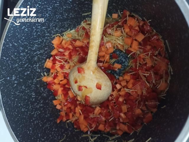 Tel Şehriyeli Bezelye Çorbası