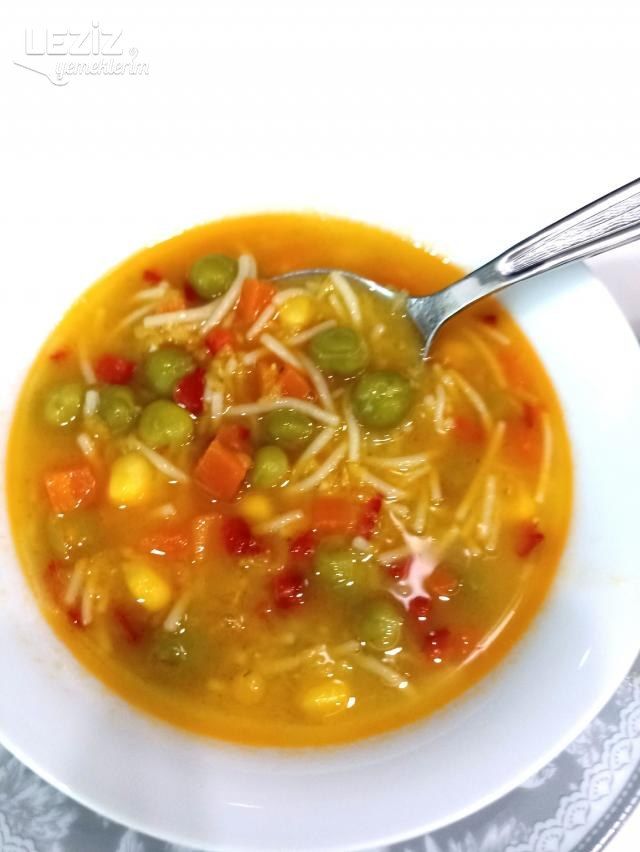 Tel Şehriyeli Bezelye Çorbası