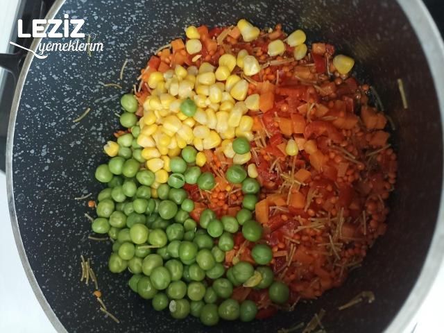 Tel Şehriyeli Bezelye Çorbası