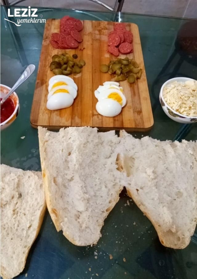 Yumurtalı Sucuklu Bol Malzemeli Tost