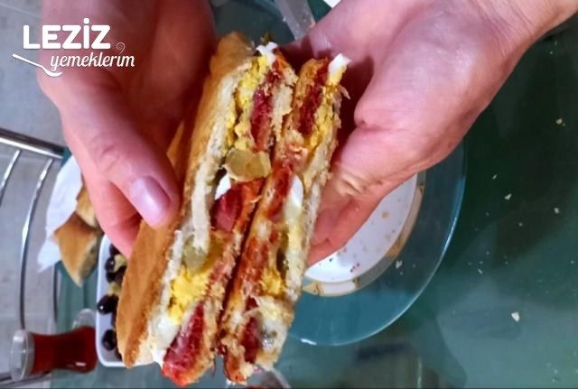 Yumurtalı Sucuklu Bol Malzemeli Tost