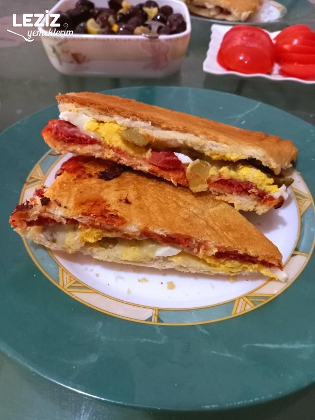 Yumurtalı Sucuklu Bol Malzemeli Tost